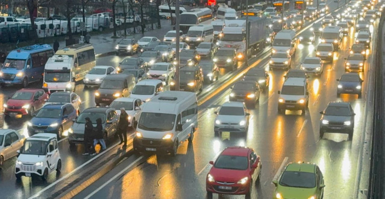 İstanbul'da Trafik Yoğunluğu Zirveye Ulaştı