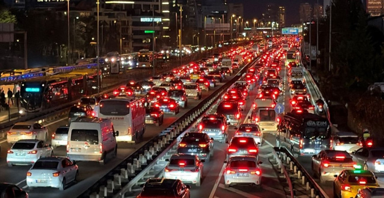 İstanbul'da Trafik Yoğunluğu Zirveye Ulaştı