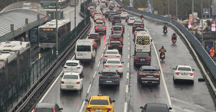 İstanbul'da Yağış Trafiği Vuruyor: Yoğunluk Yüzde 85'e Ulaştı