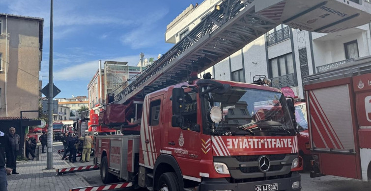 İstanbul'da Yangın: Anne, Çocuk ve İtfaiyeciler Hastaneye Kaldırıldı