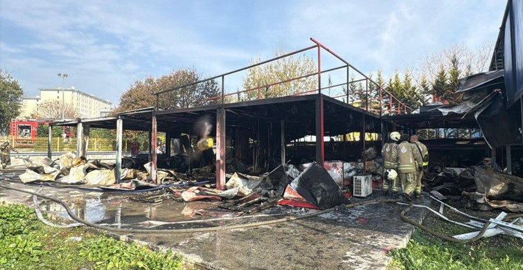 İstanbul'daki Yıldız Teknik Üniversitesi'nde Yangın