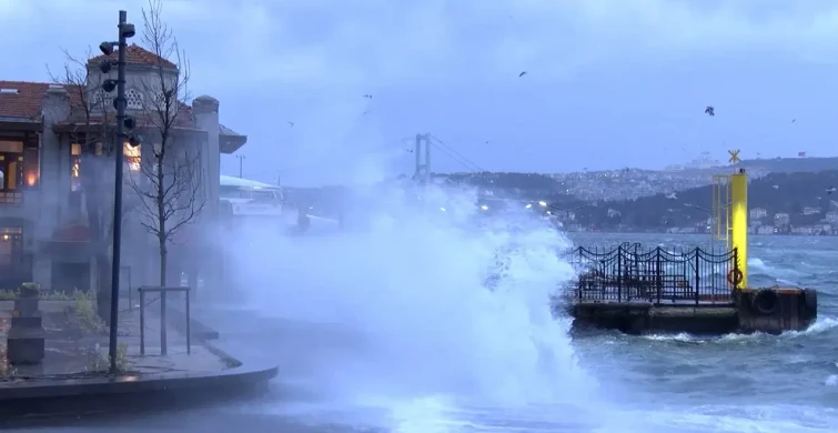 İstanbul’u Fırtına Vurdu: Çatılar Uçtu, Ağaçlar Devrildi, Seferler Durduruldu