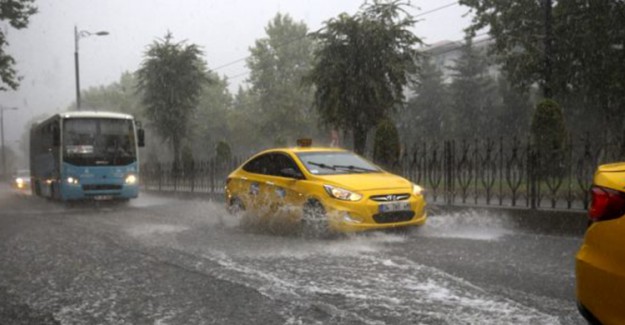 İstanbul'u Sağanak Esir Aldı