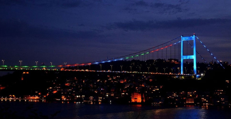İstanbul'un Köprüleri Azerbaycan Bayrağı Rengiyle Işıldadı