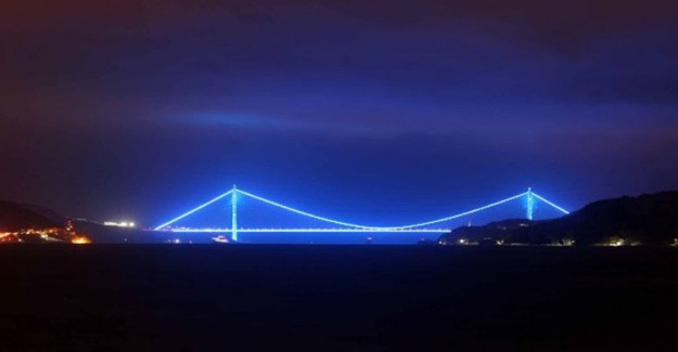 İstanbul'un Simgeleri Maviye Boyandı