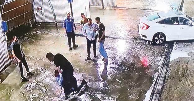 İstedikleri Parayı Vermedi Diye Öldüresiye Dövüp Yolun Kenarına Attılar