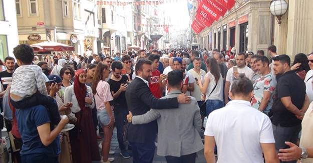 İstiklal Caddesi'nde Binadan Saçılan Paralar İzdihama Sebep Oldu