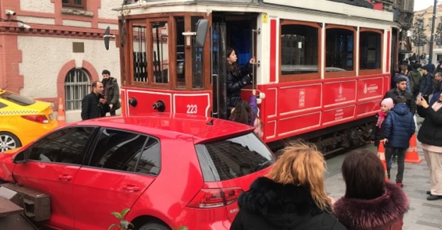 İstiklal Caddesinde Korkutan Tramvay Kazası