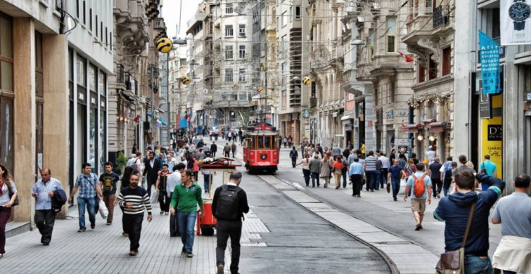 İstiklal Caddesi’nde tepki çeken görüntüler: Yollar köstebek yuvasına döndü