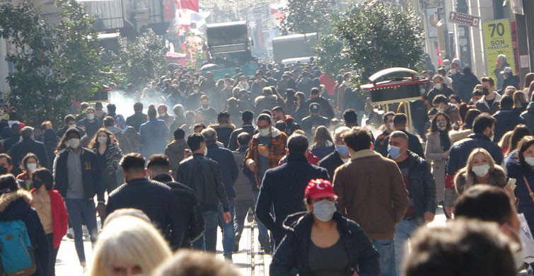 İstiklal Caddesi'ndeki Kalabalık Artıyor