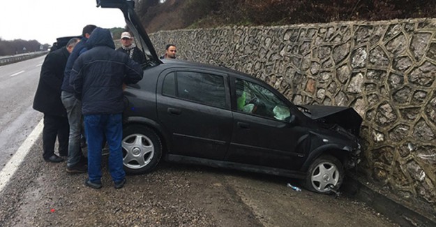 İstinat Duvarına Çarpan Otomobildeki 4 Kişi Yaralandı