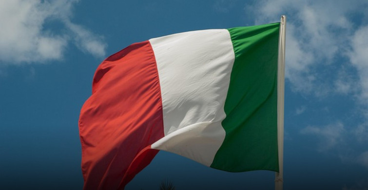 İtalya, İsrail ile yürürlükte olan savunma anlaşmasının otomatik yenileme sürecini durdurdu. Başbakan Giorgia Meloni, artan gerilim ve mevcut şartlar nedeniyle bu adımın atıldığını açıklarken, Donald Trump’ın Papa Papa 14. Leo’ya yönelik sözlerini de “kab