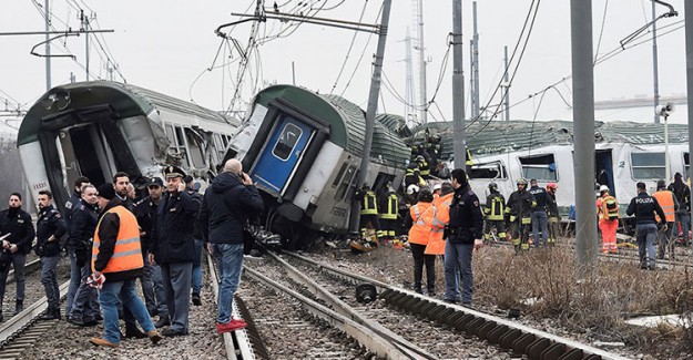 İtalya'da Yolcu Treni Raydan Çıktı! Çok Sayıda Ölü Var