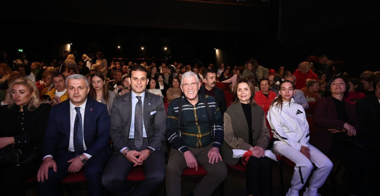 İYİ Parti Genel Başkanı Dervişoğlu, "Aynı Çatı Altında" Tiyatro Oyununu İzledi