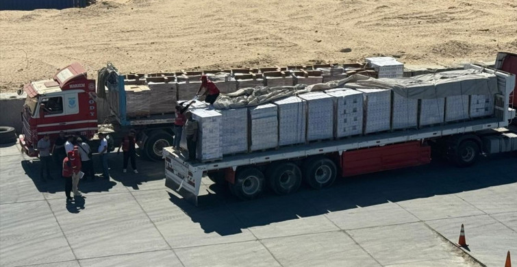 İyilik Gemisi'nin Yardım Malzemeleri El-Ariş Limanı'nda İndiriliyor