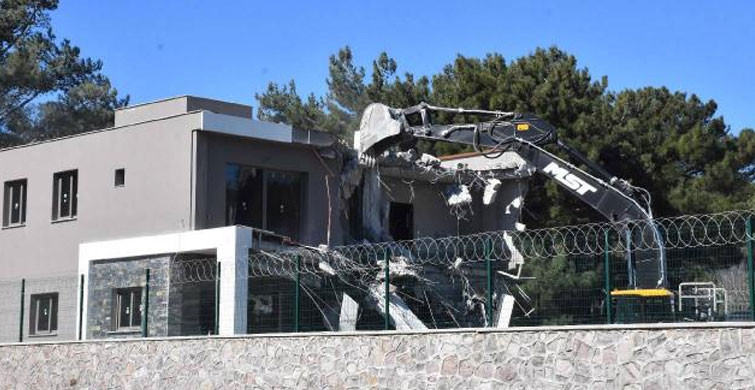 İzmir Bornova'da Kaçak Yapıların Yıkım Çalışmaları Başladı