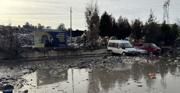 İzmir Buca'da Çöpler Yağmurla Yola Taşındı