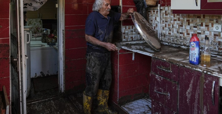 İzmir Foça'da Sel Felaketinin Yararları Sarılıyor İzmir Foça'da Sel Felaketinin Yararları Sarılıyor