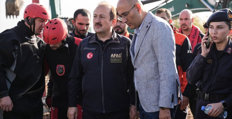 İzmir Foça'daki Sel Felaketi: Bülent Kaptanoğlu Son Yolculuğuna Uğurlandı İzmir Foça'daki Sel Felaketi: Bülent Kaptanoğlu Son Yolculuğuna Uğurlandı
