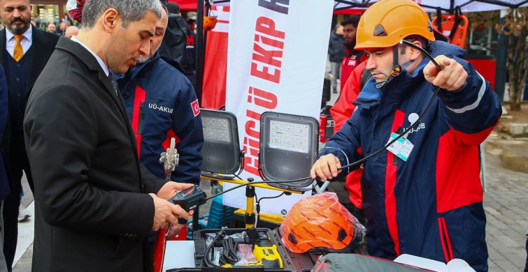 İzmir ve Uşak'ta Depremde Hayatını Kaybedenler Anıldı