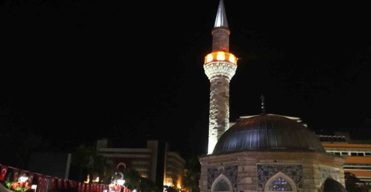 İzmir’de 15 Temmuz anması kapsamında camilerden sela okundu