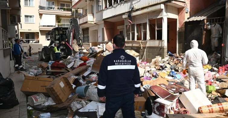 İzmir'de 2 Katlı Evden 12 Kamyon Çöp Çıkarıldı