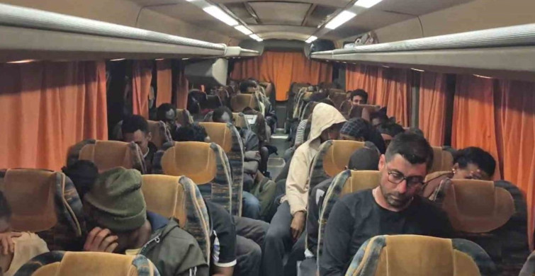 İzmir'de 36 düzensiz göçmen ve 1 göçmen kaçakçısı yakalandı