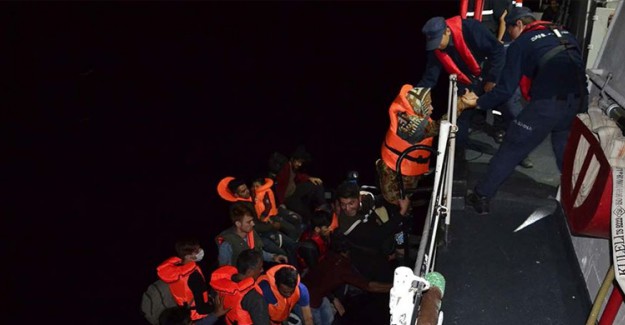 İzmir'de 69 Düzensiz Göçmen Yakalandı