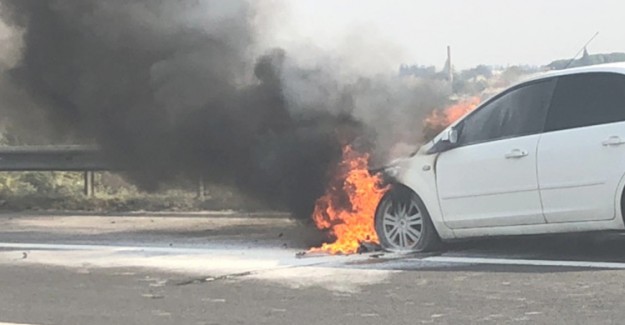İzmir’de Araç Yandı! Kimse Müdahale Etmedi