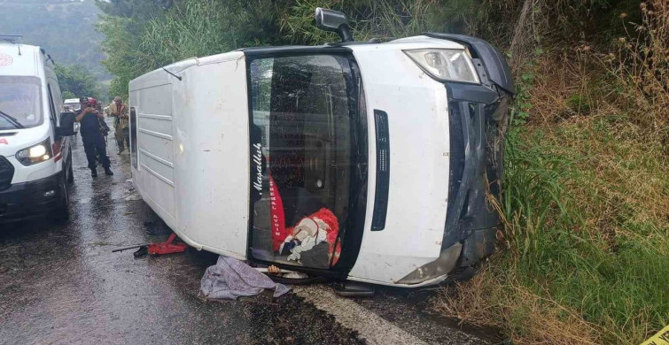 İzmir'de aşırı yağış sonucu işçi servisi devrildi: 1 ölü, 10 yaralı