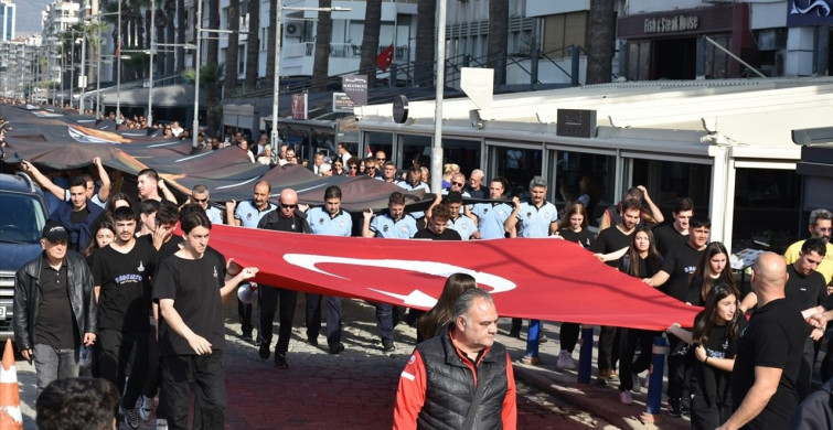 İzmir'de Ata'ya Saygı Yürüyüşü Düzenlendi