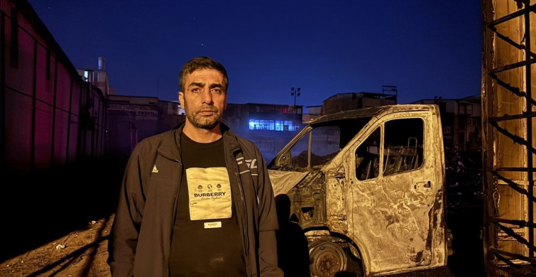 İzmir'de Atık Yığınında Yangın: Bir Kamyonet Yandı