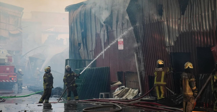 İzmir'de Atölye ve Depolarda Yangın Kontrol Altına Alındı