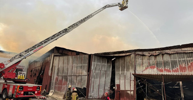İzmir'de Atölye ve Depoları Saran Yangın