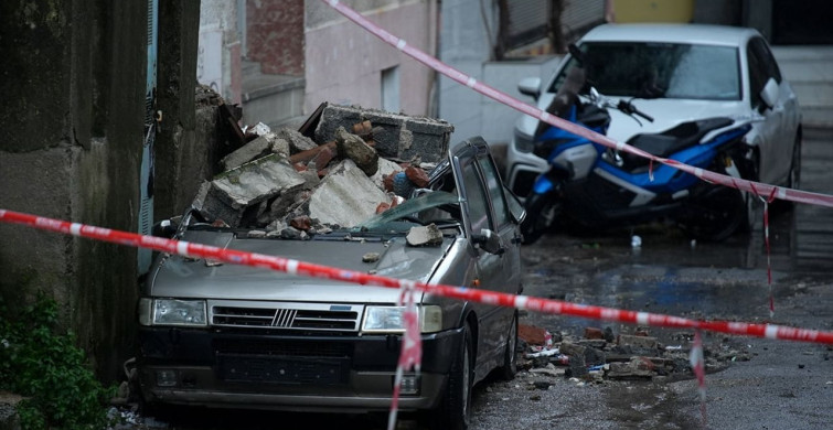 İzmir'de Balkon Çökmeleri Araç Hasarına Neden Oldu