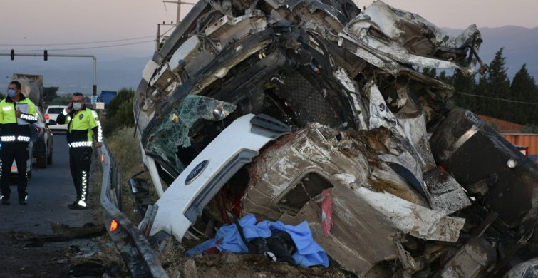 İzmir'de Bariyerlere Çarpan Tırdaki 2 Kişi Öldü