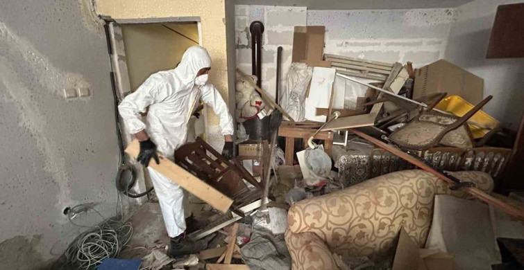 İzmir'de Bir Apartmandan 10 Ton Atık Çıkarıldı