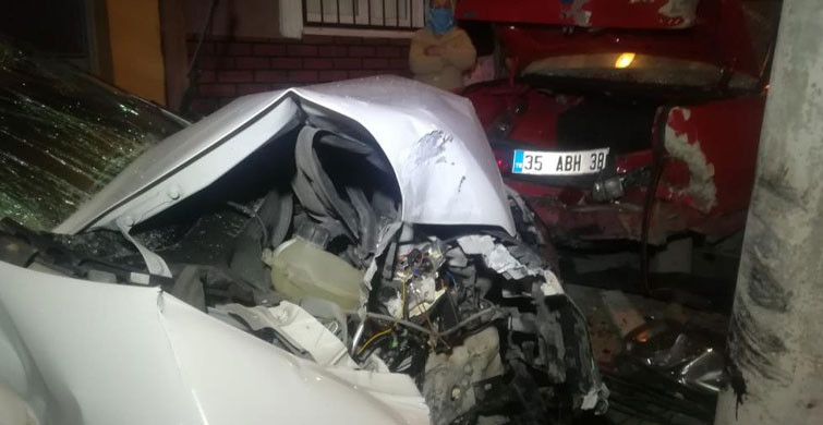 İzmir’de Bir Sürücü Bir Binanın Bahçesindeki Aracı Ezdi Geçti