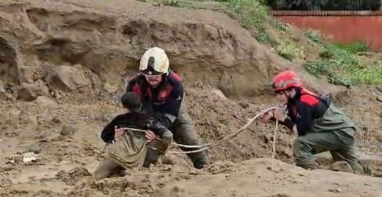 İzmir'de Çamura Saplanan Çocuklar İtfaiye Tarafından Kurtarıldı