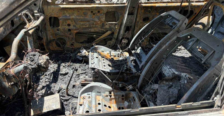 İzmir'de çöplükte çıkan yangın iki otomobili küle çevirdi