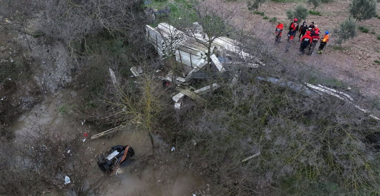 İzmir'de Dere Yatağına Düşen Araçta İki Kız Kardeşin Cesetleri Bulundu