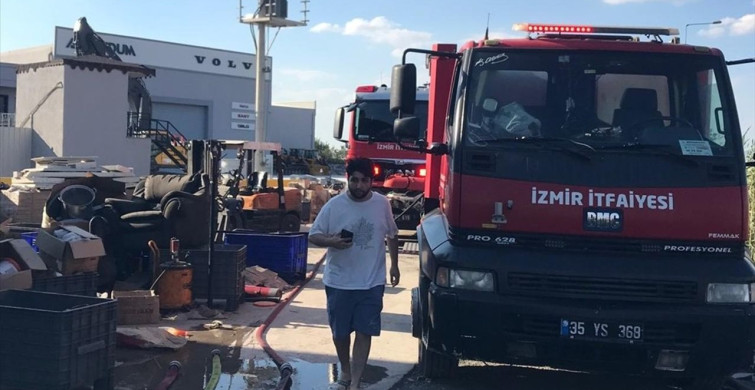 İzmir'de Fabrika Yangını Söndürüldü