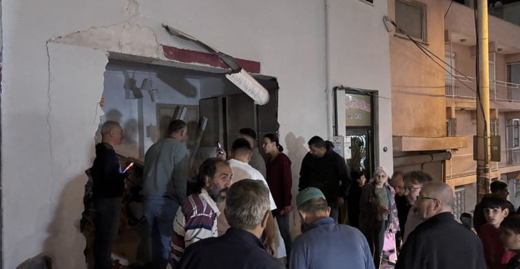 İzmir'de Freni Boşalan Kamyonun Eve Çarpma Anı Kaydedildi