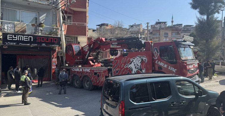 İzmir'de Freni Boşalan Vinç Kazası: İki Araç Hasar Gördü