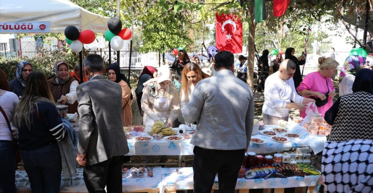 İzmir'de Gazze İçin Hayır Çarşısı Açıldı