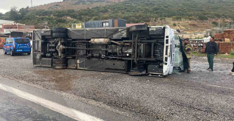 İzmir'de Genç Sporcuları Taşıyan Otobüs Devrildi