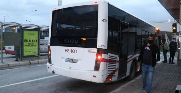 İzmir'de HES Kodu Göstermeden Otobüse Binen Adam Kendisini Uyaran Kişiyi Bıçakladı