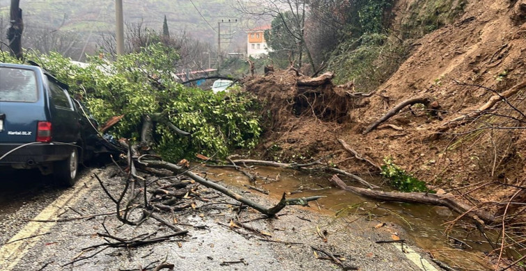 İzmir'de Heyelan Sonrası Park Halindeki Araç Zarar Gördü
