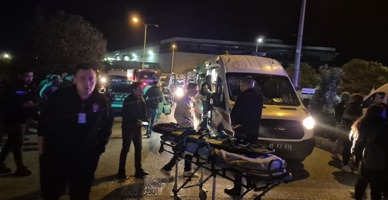 İzmir'de İşçi Taşıyan Araçların Çarpışması: 13 Yaralı