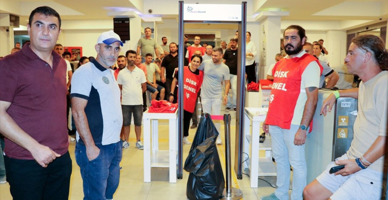 İzmir'de İşçiler İş Bırakma Eylemi Yapıyor